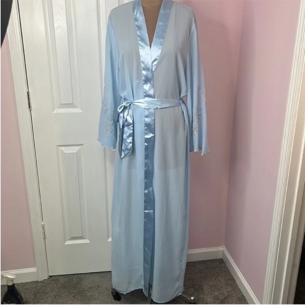 Le Vie en Rose NWT Semi Sheer Robe With Satin & Embroidery - Picture 2 of 6